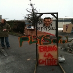 Mobilisation à l'usine occupée de Plysorol Lisieux le 1er décembre 2010 photo n°3 